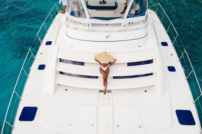 4hr Private Luxury Yacht with Snorkeling, DJ, Bar, Food - The bar, food, and onboard service