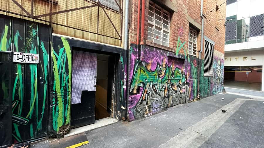 Adelaide: Hidden Bar Tour with Local Guide - The guide makes or breaks the afternoon
