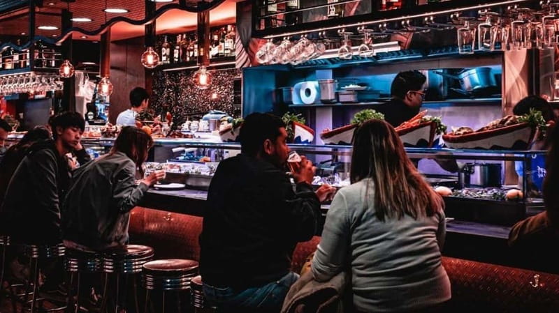 Albufeira: 5 Bars and 1 Nightclub Pub Crawl with Free Shots - Five or six bars along Avenida Sá Carneiro
