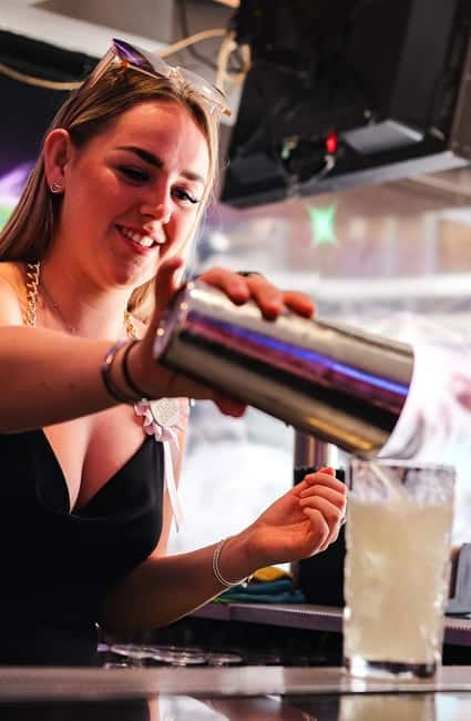 Albufeira: Cocktail Making Class and Karaoke Party with DJ - Accessibility and practical planning