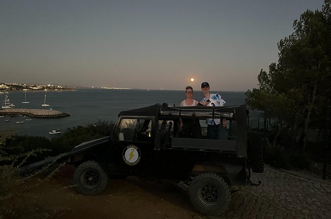 Albufeira PRIVATE Night Tour with Cocktails & Drinks - Praia da Oura and the New Town Strip