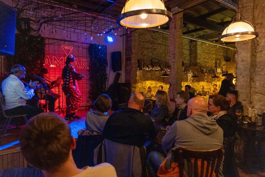 Alicante: Fusion Flamenco Show and Gastronomy at Blacky Bar - The flamenco performance and its close-up feel