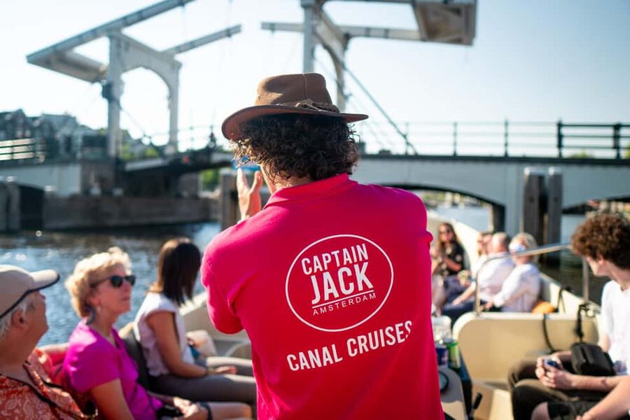 Amsterdam: 90 min Cosy Canal Cruise w. Bar & Snacks on board - Why a 90-minute cruise is the right length