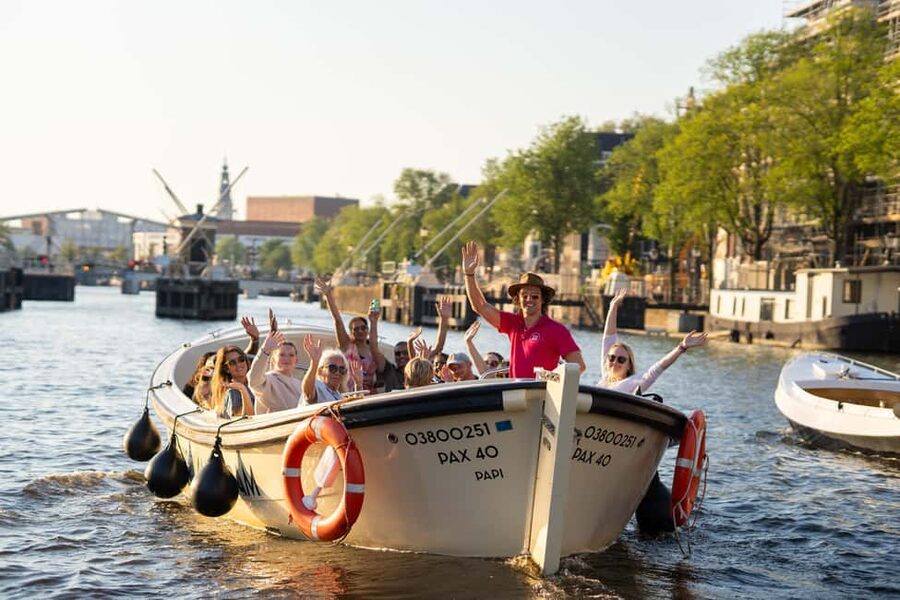 Amsterdam: 90 min Cosy Canal Cruise w. Bar & Snacks on board - What you see on the central Amsterdam route