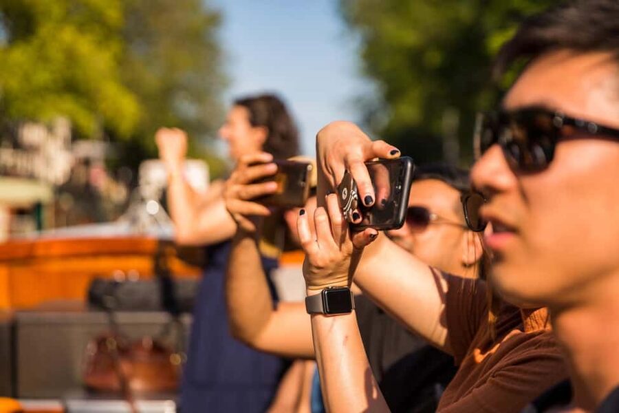 Amsterdam: 90 min Cosy Canal Cruise w. Bar & Snacks on board - Local storytelling, with a history-first tone
