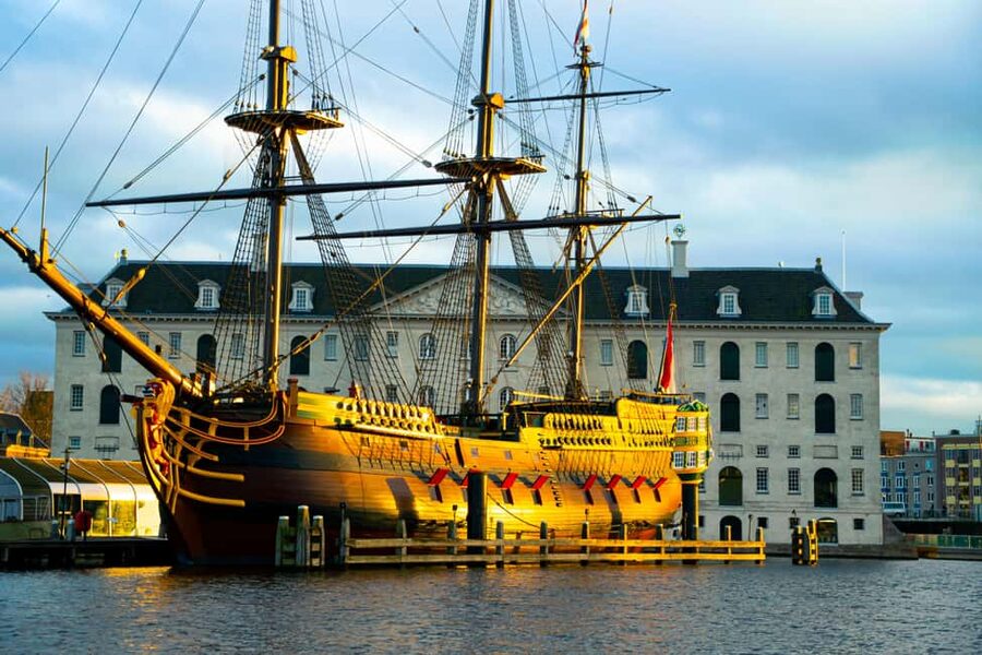 Amsterdam: 90 min Cosy Canal Cruise w. Bar & Snacks on board - Rain, comfort, and what to bring
