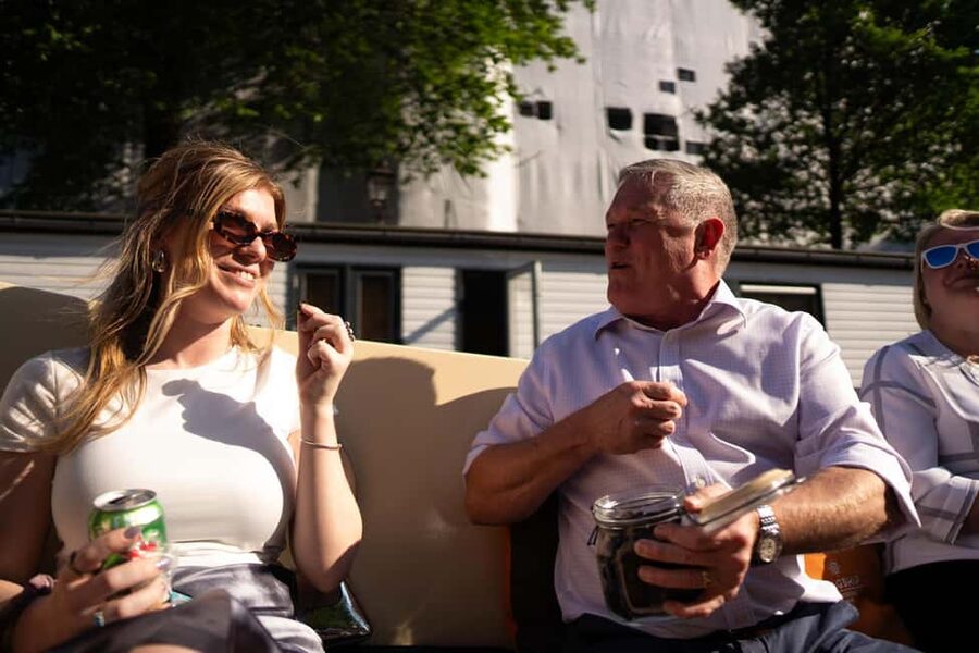 Amsterdam: 90 min Cosy Canal Cruise w. Bar & Snacks on board - Who will enjoy this cruise most?