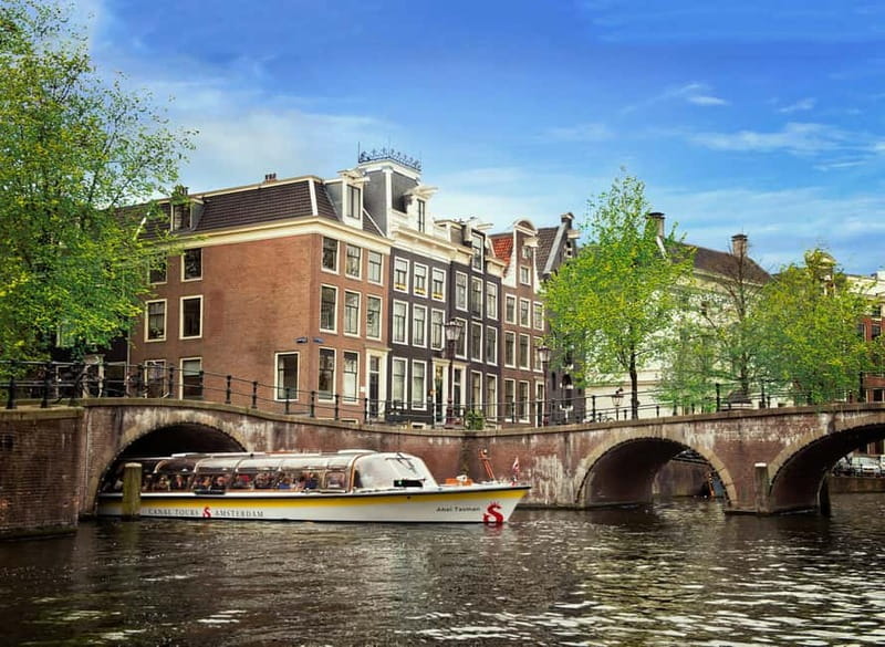 Amsterdam: City Centre Canal Cruise & Free Flower Cocktail - The flower cocktail and onboard comfort