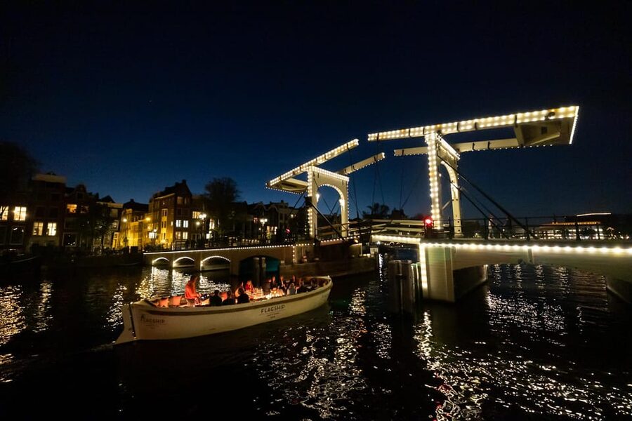 Amsterdam: Evening Canal Cruise with (Open) Bar on Board - Drinks, blankets, and the real value of the $18 price