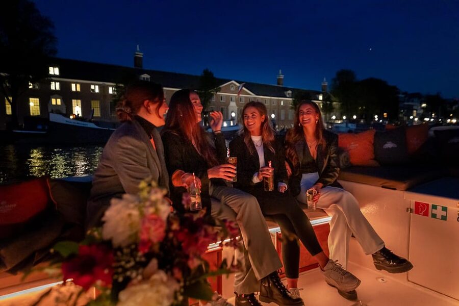 Amsterdam: Evening Canal Cruise with (Open) Bar on Board - Who will enjoy this cruise most?