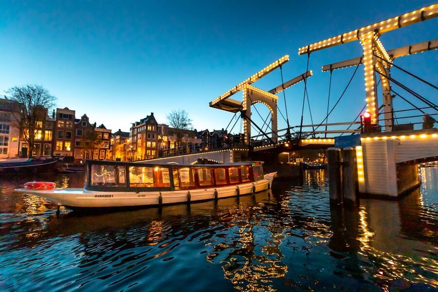 Amsterdam: Evening Canal Cruise with (Open) Bar on Board - Choosing between an open boat and a salon boat