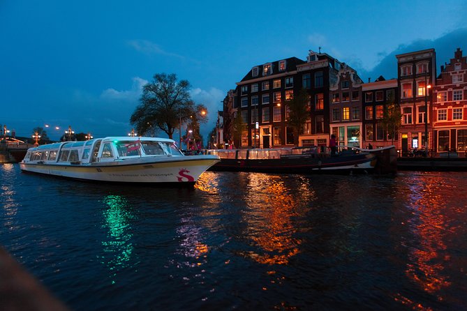 Amsterdam Evening Cocktail Cruise with snacks - A relaxed way to see Amsterdam after sunset