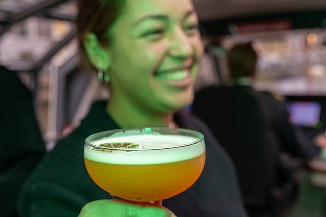 Amsterdam Evening Cocktail Cruise with snacks - Cocktails, wine, and the snack buffet
