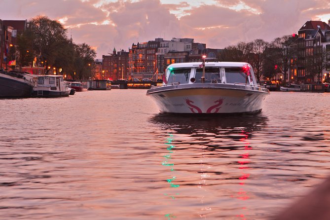 Amsterdam Evening Cocktail Cruise with snacks - What happens at Damrak 16