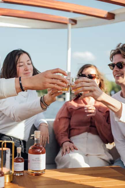 Amsterdam: Evening Lights Cruise incl. Cocktail & Waffle - Guides Who Keep the Ride Moving