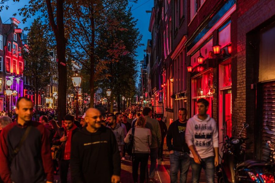 Amsterdam: Private Night Tour of Speakeasies and Bars - Choosing between live music, quiet drinks, and dancing