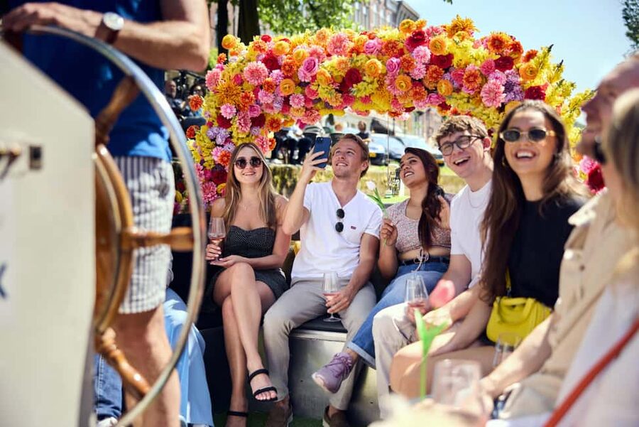 Amsterdam: The Original Flower Boat with Local Guide and Bar - Oudeschans and the first five minutes
