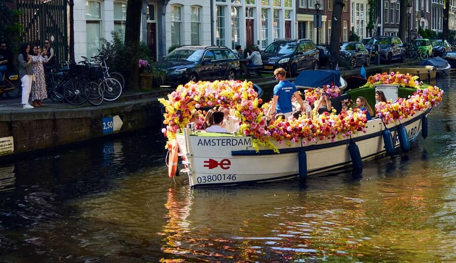 Amsterdam: The Original Flower Boat with Local Guide and Bar - Seven Bridges viewpoint and the Dancing Houses
