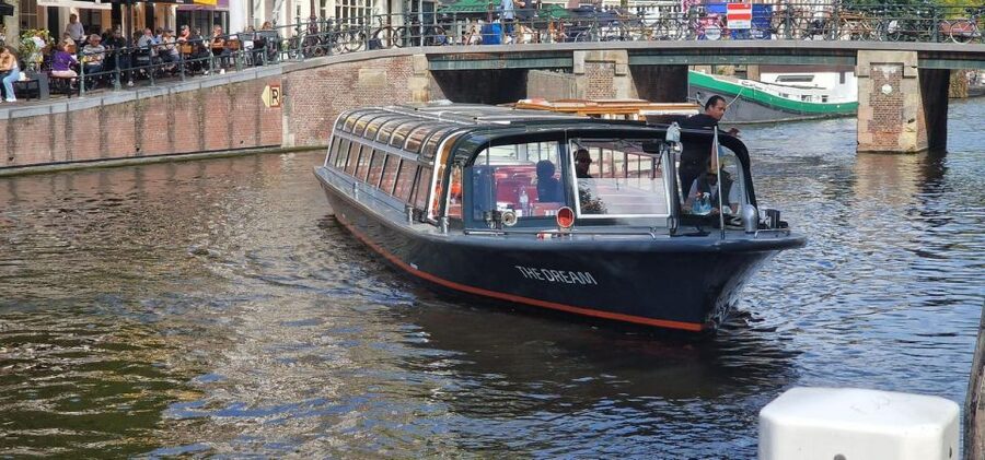 Amsterdam: Traditional Canal Cruise with Bar on Board - Why a canal cruise belongs in your Amsterdam plan