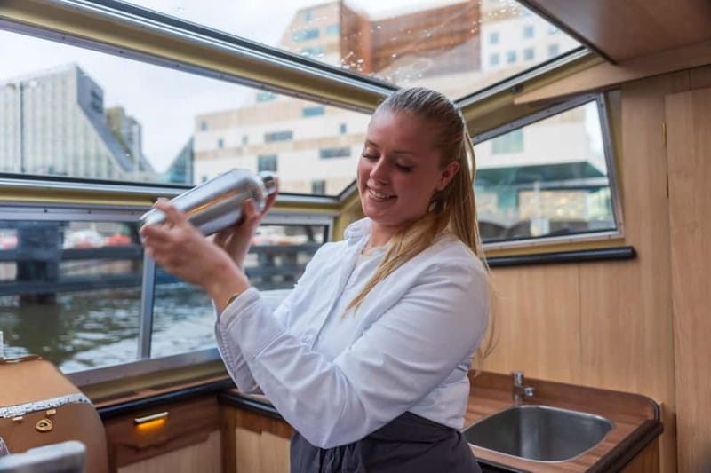 Amsterdam: Unlimited Cocktails Cruise on the Canals - Damrak 16: Finding the Boat and Getting Settled
