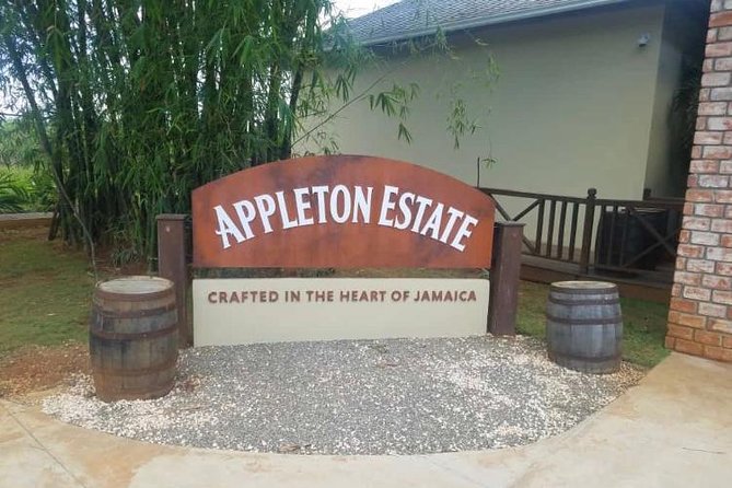 Appleton Estate Rum and Floyd's Pelican Bar Tour - What to do at the sandbank bar