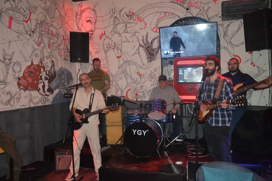 Baku: Guided Bar Crawl with Shots and Nightclub Entry - What the guides add to the evening