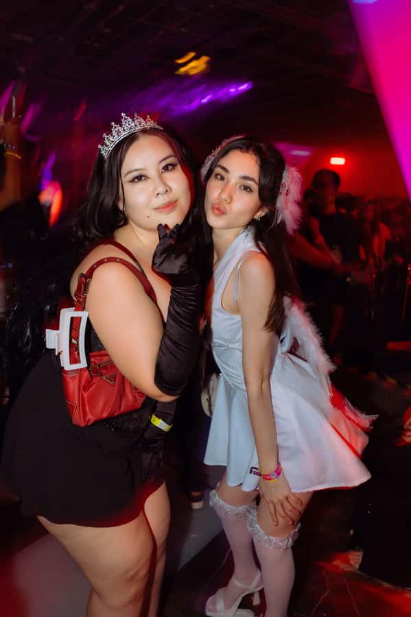 Bangkok: Bar and Club Crawl - Hosts JJ, Boom, and Ice Baby set the tone