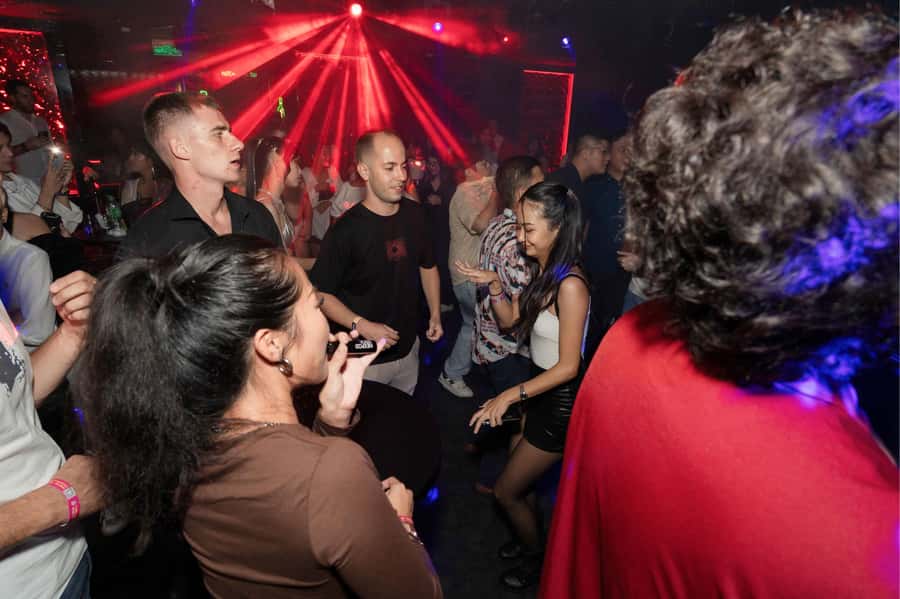 Bangkok: Bar and Club Crawl - Meeting an international crowd
