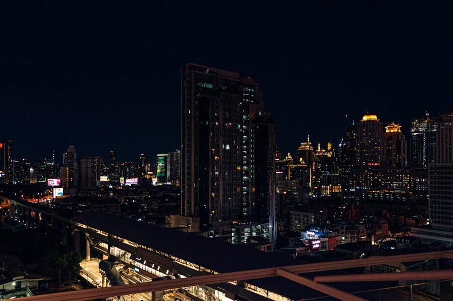 Bangkok: Barracuda Rooftop Bar Akara Hotel - Style, Dress Code, and Atmosphere