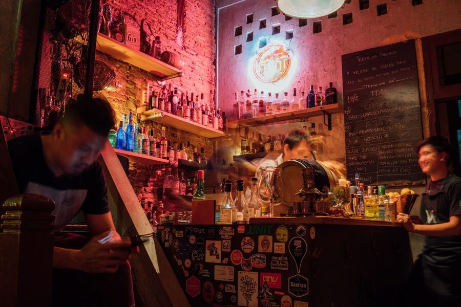 Bangkok: Guided Bar Hopping Night Tour with Private Option - The guide question is important
