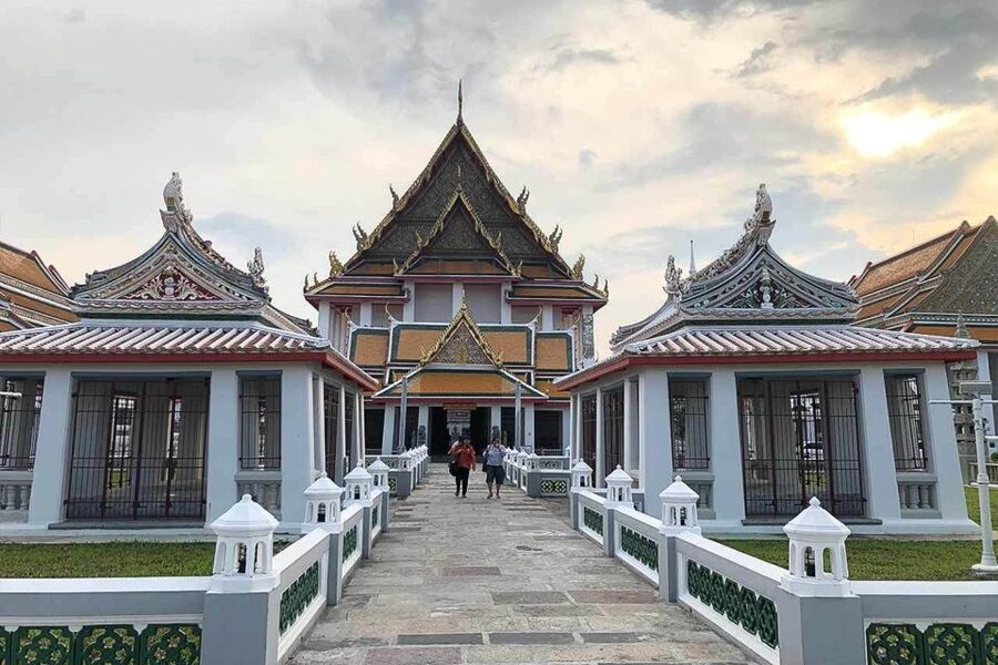 Bangkok: Historical Temples Tour & Hidden Bar at Sunset - Guides, pace, and the meeting point