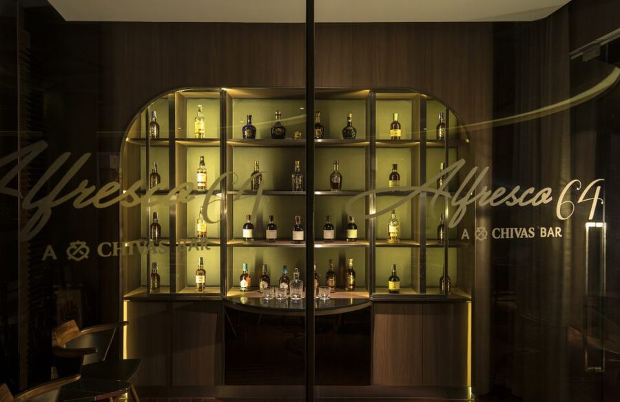 Bangkok: Lebua Rooftop Bar Reservation & Round-Trip Transfer - Who will enjoy this evening most