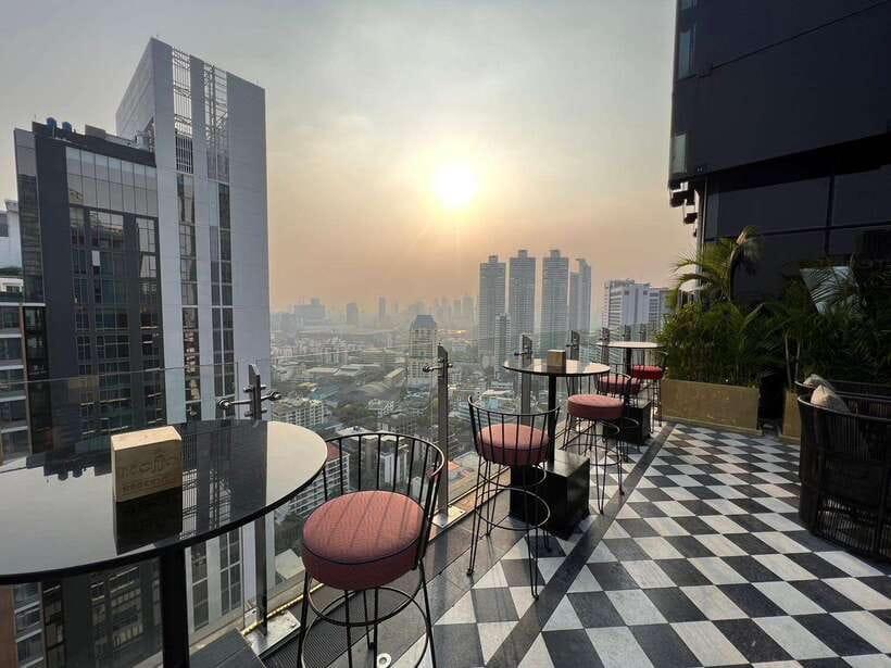 Bangkok: Mojjo Rooftop Lounge & Bar Food & Beverage Package - Latin fusion dishes with a rooftop backdrop