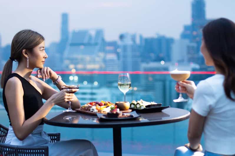 Bangkok: RedSquare Rooftop Bar at Novotel Sukhumvit 4 - The first few minutes: settle in and take in Bangkok
