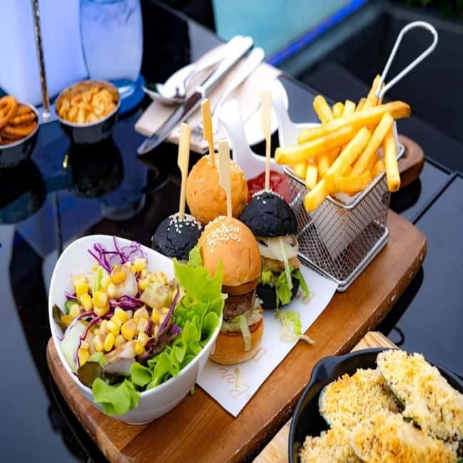 Bangkok: The Vue Bar Rooftop at Mercure Bangkok Sukhumvit 24 - Service that helps the experience feel easy
