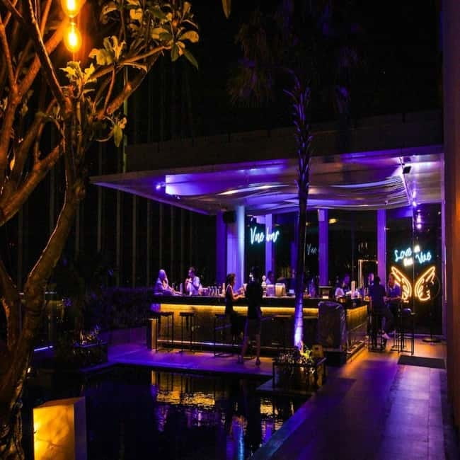 Bangkok: The Vue Bar Rooftop at Mercure Bangkok Sukhumvit 24 - Dress rules and small booking cautions