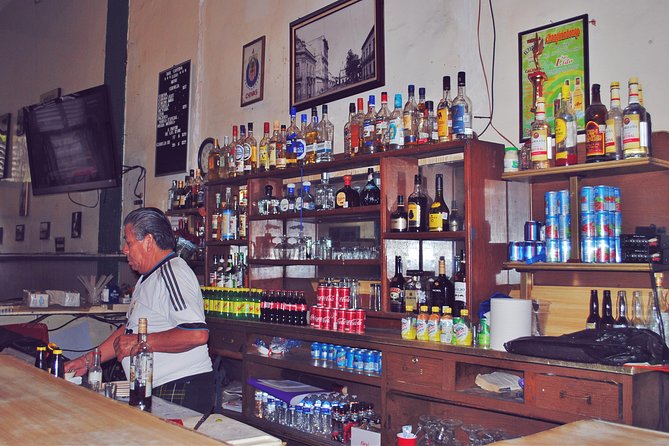 Bar Crawl in Guadalajara downtown - Nueve Esquinas and the food culture of birria