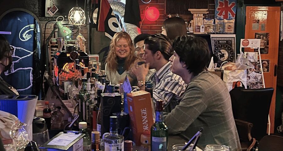 Bar hopping: Create lasting memories with TOMODACHI guides! - Why the eight-person limit matters