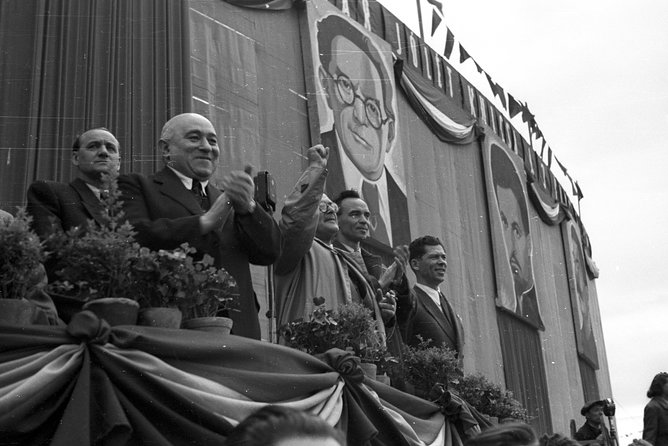Born Under The Red Star - Communist tour with Coffee in a Retro Bar - The Liberty Statue on Gellért Hill