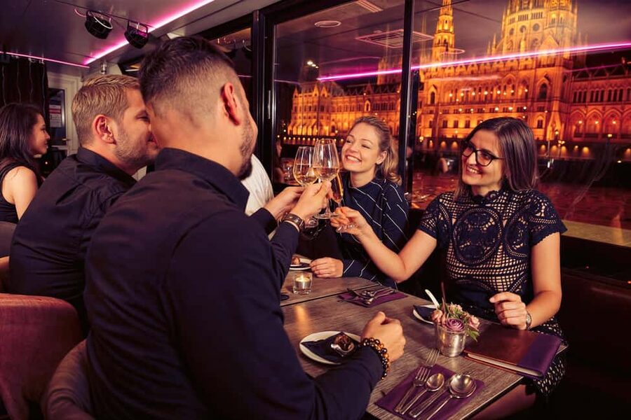 Budapest: 4-Course Dinner Cruise with Bar Piano - The dinner: four courses with uneven expectations