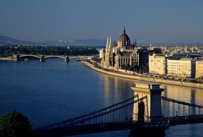 Budapest 4 course Dinner Cruise with Bar Piano and Welcome Drink - Key things to know before booking
