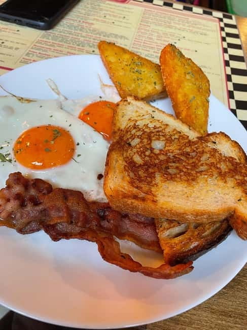 Budapest: 4-hour Bottomless Brunch w/ Cocktails & Craft Beer - What Ruin Brew feels like in Budapest’s Jewish Quarter