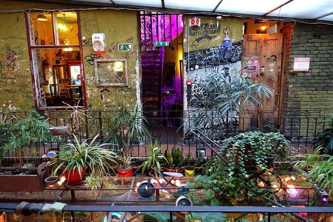 Budapest Ruin Bars Evening Walking Tour with Drinks & Snacks - The guide makes the difference