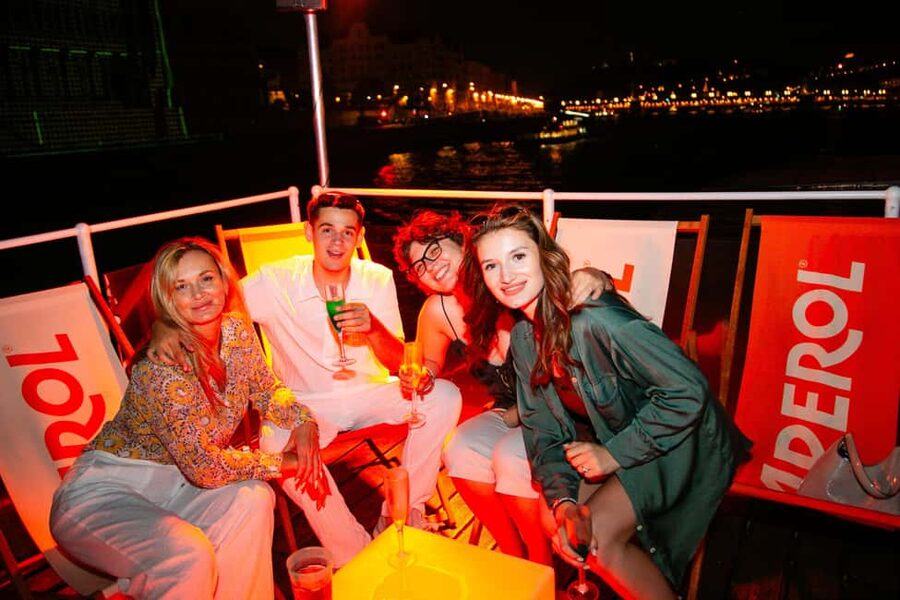 Budapest: Sightseeing River Cruise with Unlimited Cocktails - What kind of Budapest cruise is this?
