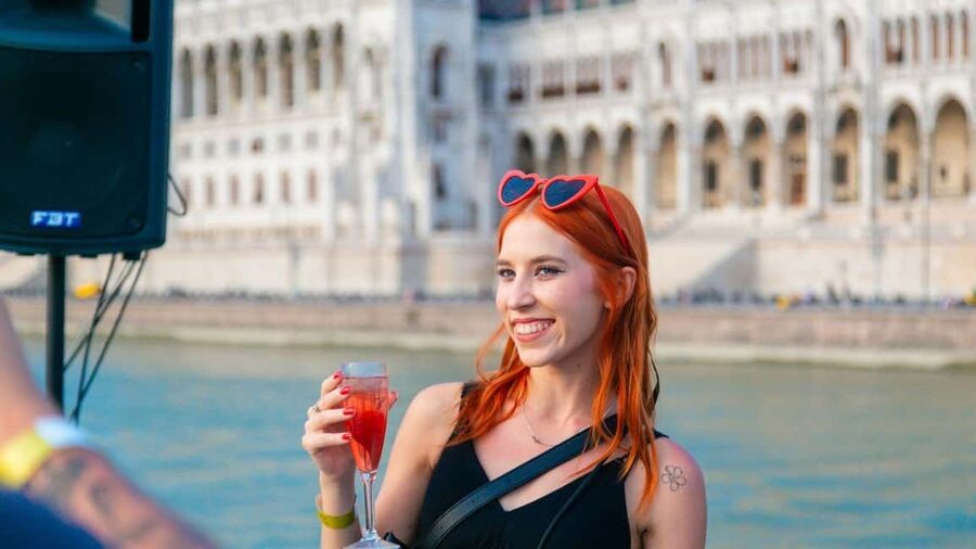 Budapest: Sightseeing River Cruise with Unlimited Cocktails - Unlimited drinks: what you really get