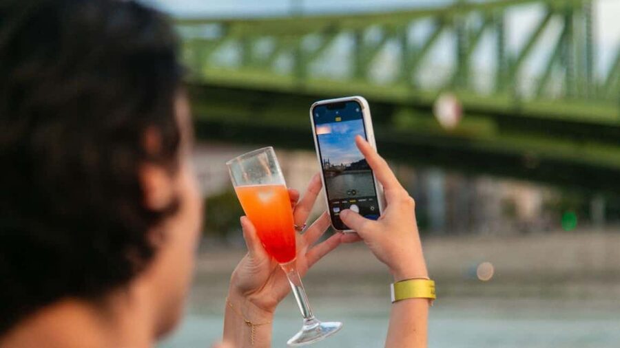 Budapest: Sightseeing River Cruise with Unlimited Cocktails - Seating, music, and the real atmosphere