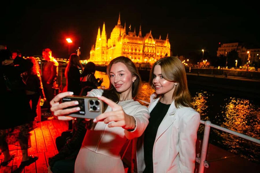 Budapest: Sightseeing River Cruise with Unlimited Cocktails - Boarding at Akadémia Dock 2