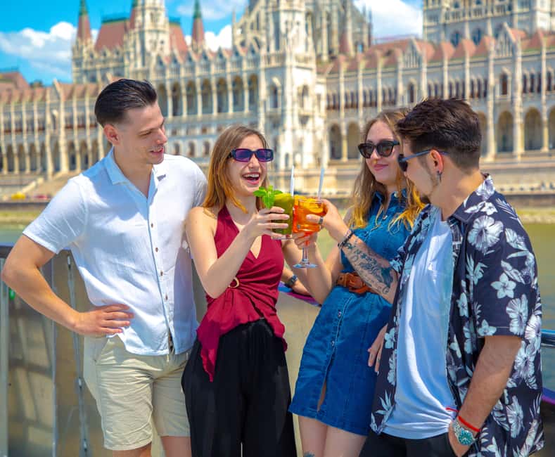 Budapest: Sunset Cocktail Cruise - Gellert Hill and the first turn along the Danube