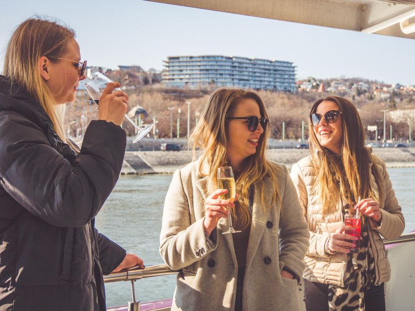 Budapest: Sunset Cocktail Cruise - Chain Bridge and Buda Castle from the water