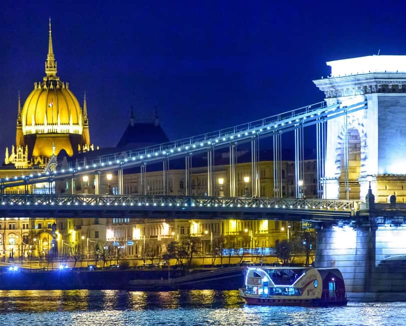 Budapest: Sunset Cruise with 2 Cocktails - Sunset views from the upper deck